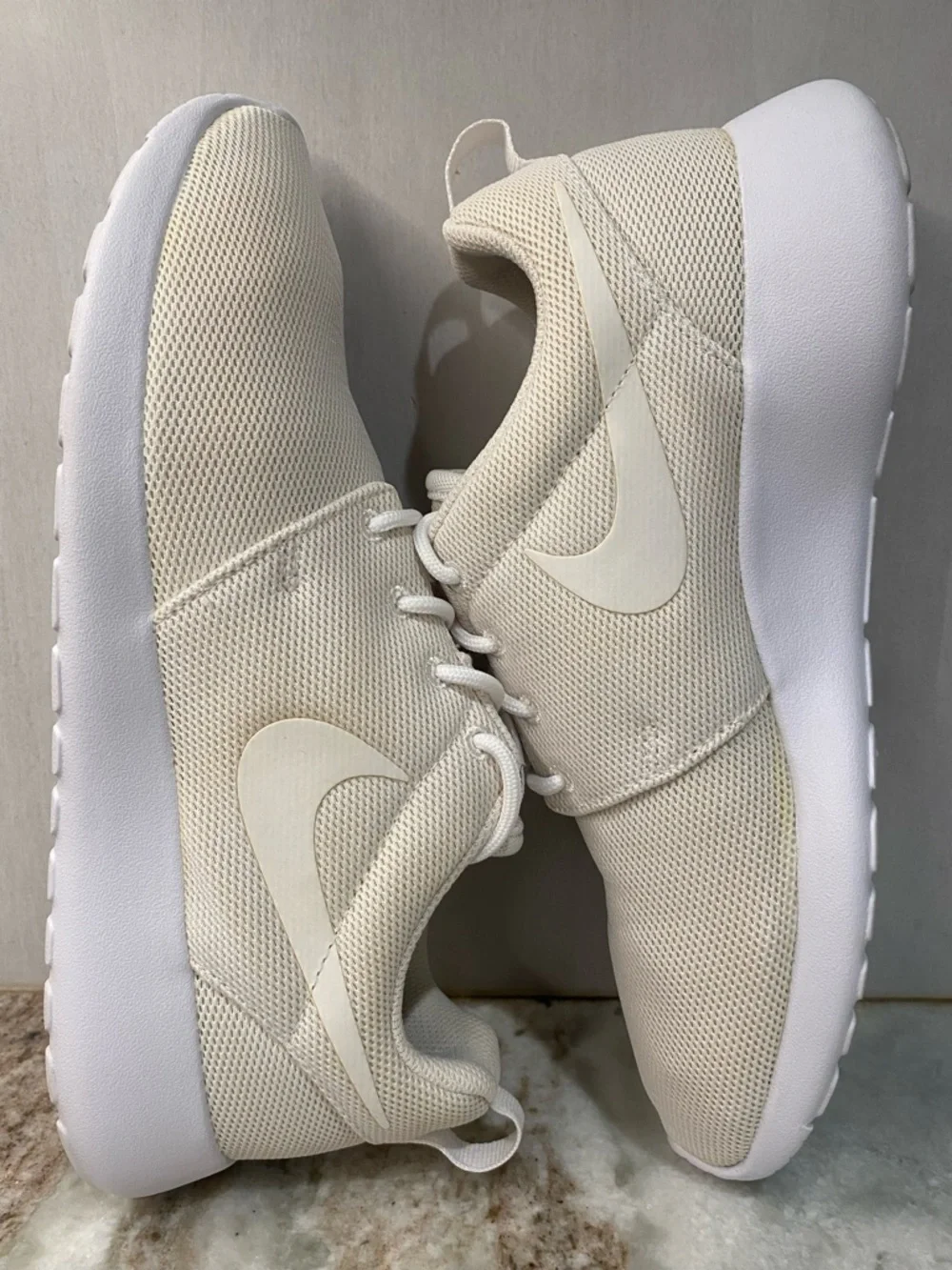 Nike Roshe One Triple White Womens Running Shoes 844994-100 Size 9.5 Like New